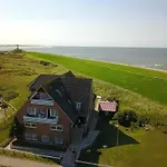 Strandhus Uiterst-hoern Treibholz Baltrum